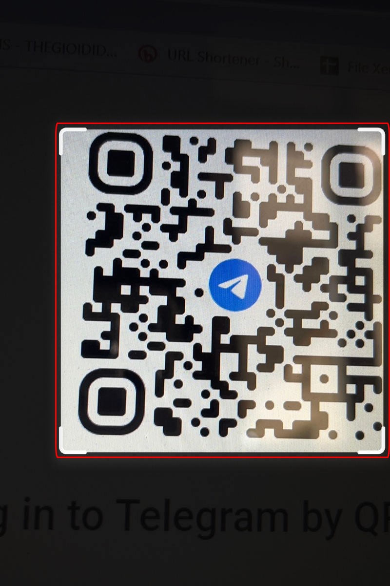 Đưa camera vào mã QR để quét